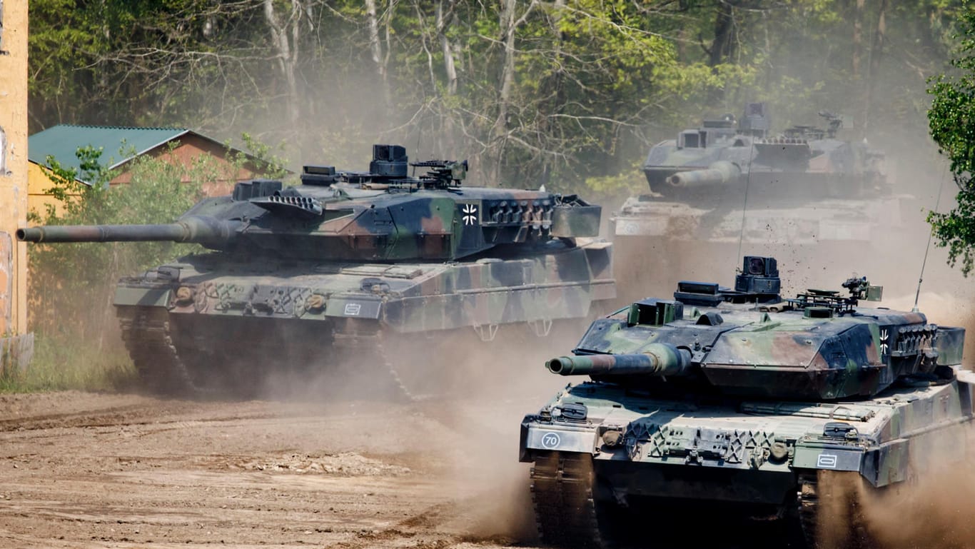 Mehrere Leopard-Panzer der Bundeswehr (Symbolbild): Der Rüstungskonzern Rheinmetall will ausrangierte Panzer des Typs Leopard 1 in die Ukraine liefern.