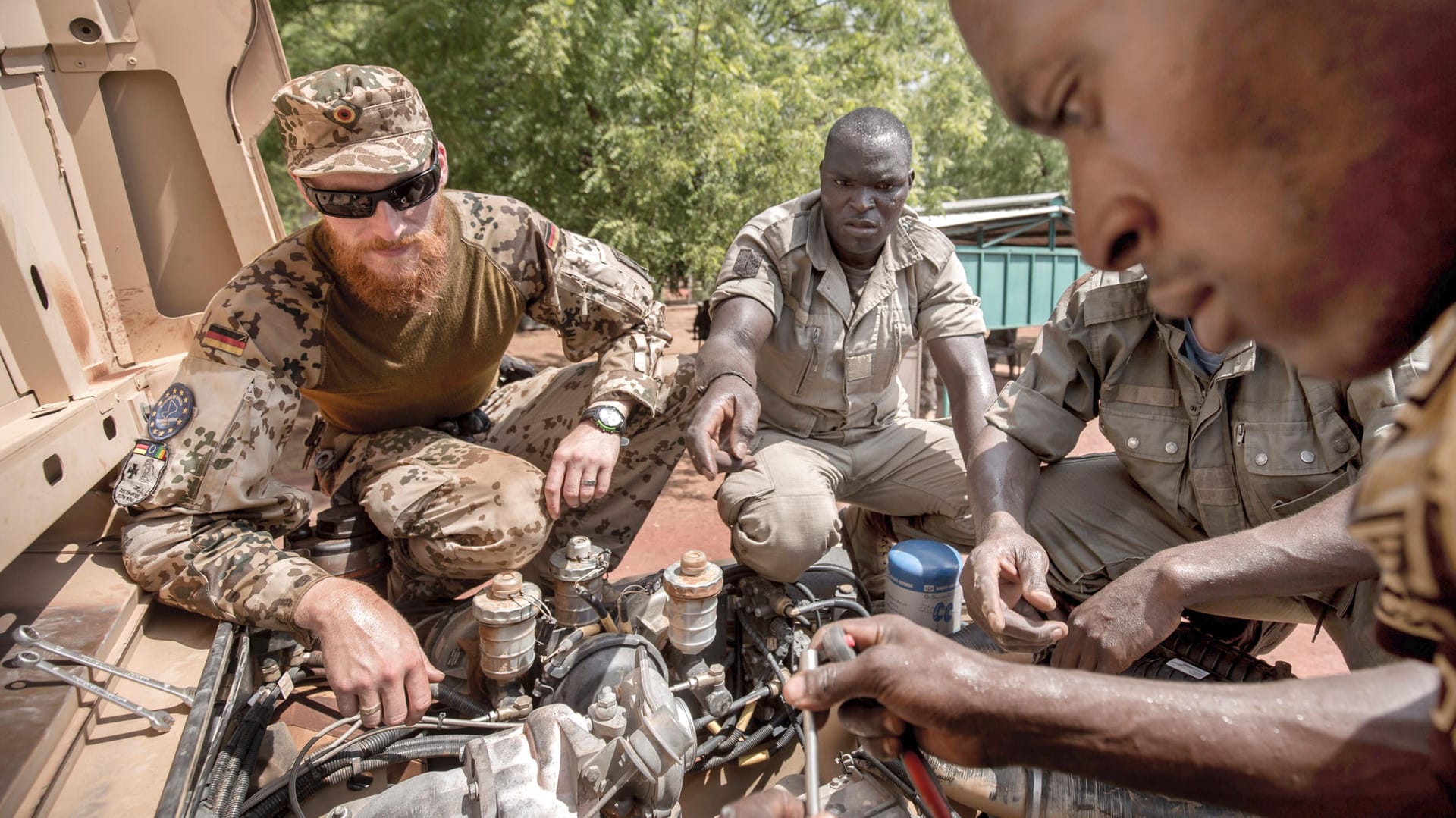 Ein Bundeswehr Bundeswehr-Ausbilder spricht mit Soldaten aus Mali (Archivbild): Eine EU-Mission wird vorerst ausgesetzt.