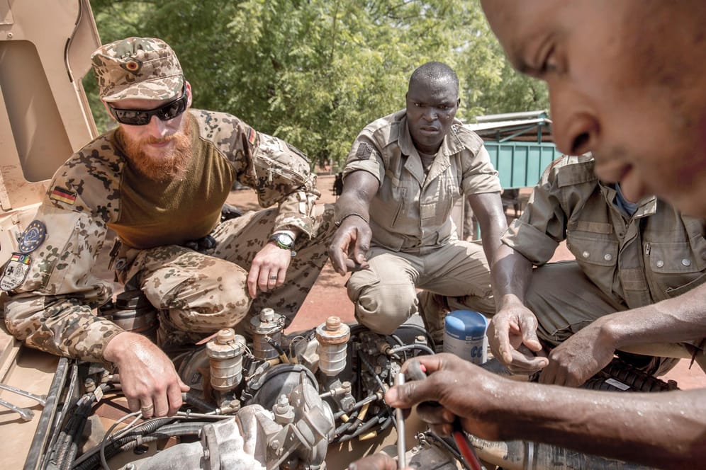 Ein Bundeswehr Bundeswehr-Ausbilder spricht mit Soldaten aus Mali (Archivbild): Eine EU-Mission wird vorerst ausgesetzt.