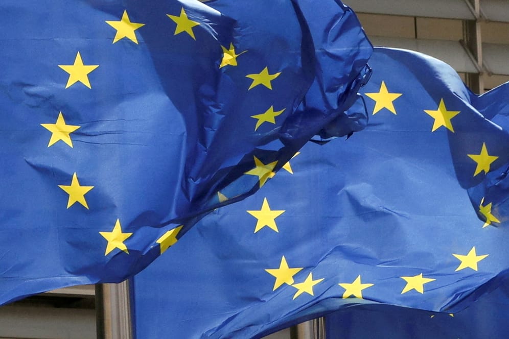 Flaggen der Europäischen Union (Symbolbild): Auf ein Energie-Embargo gegen Russland konnte sich die EU bislang nicht einigen.