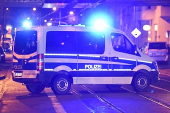 Ein Polizeiwagen in Leipzig (Archivbild): Offenbar hing die Attacke mit dem Sondervermögen für die Bundeswehr zusammen.