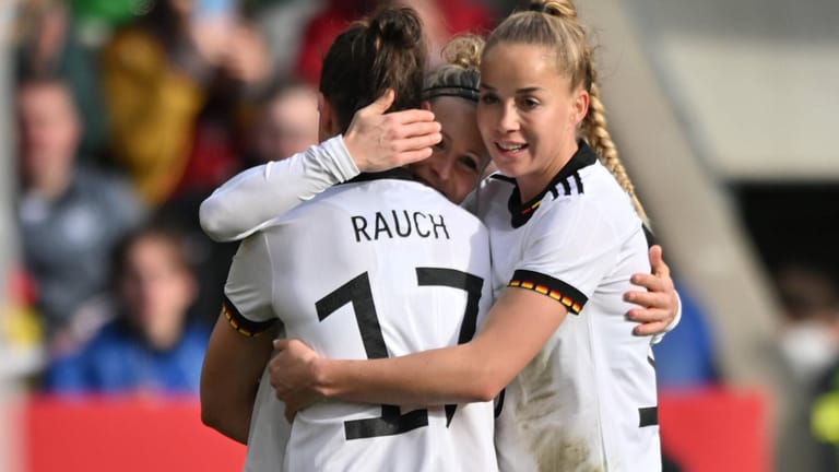 Jubel bei den DFB-Frauen: Torschützin Felicitas Rauch (li.), Svenja Huth und Giulia Gwinn bejubeln den Treffer zum 3:0 gegen Portugal.