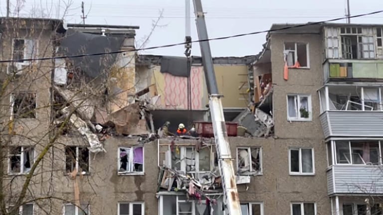 Rettungskräfte in dem zerstörten Gebäude: Bei einer Gasexplosion kamen sechs Menschen ums Leben.