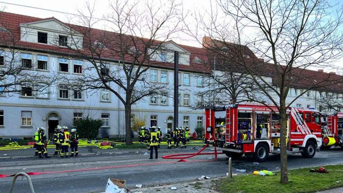 Magdeburg: Nach einer Explosion im Keller des Mehrfamilienhauses mussten mehrere Menschen gerettet werden.