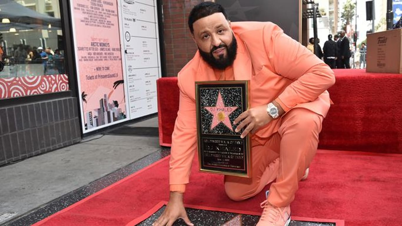 DJ Khaled, US-Rapper und Musikproduzent, posiert neben seinem frisch enthüllten Stern auf dem Hollywood Walk of Fame.