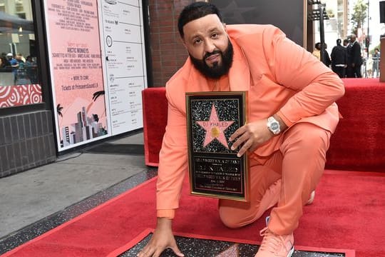 DJ Khaled, US-Rapper und Musikproduzent, posiert neben seinem frisch enthüllten Stern auf dem Hollywood Walk of Fame.