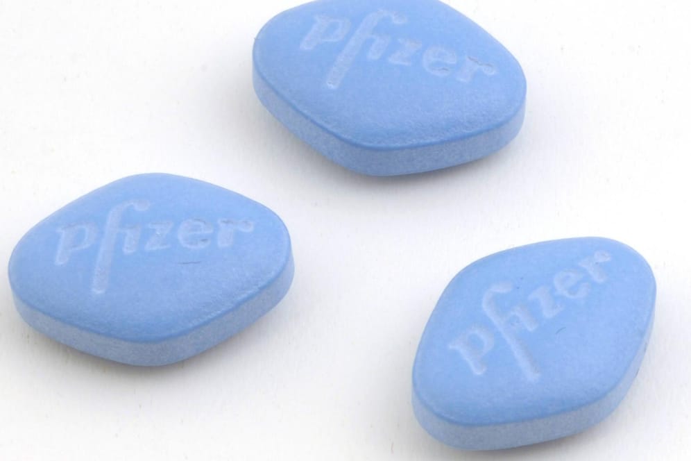 Blaue Tabletten der Firma Pfizer (Symbolbild): In Brasilien bestellte die Armee Pillen mit dem Viagra-Wirkstoff Sildenfil.