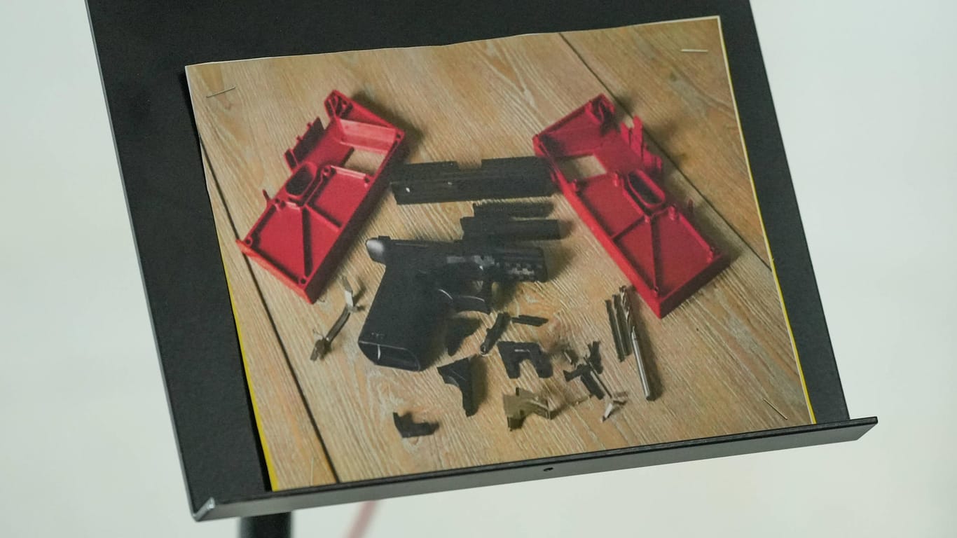 Ein Foto zeigt die Einzelteile einer Geisterwaffe, die im Internet bestellt werden können.
