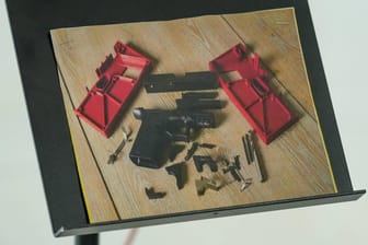 Ein Foto zeigt die Einzelteile einer Geisterwaffe, die im Internet bestellt werden können.