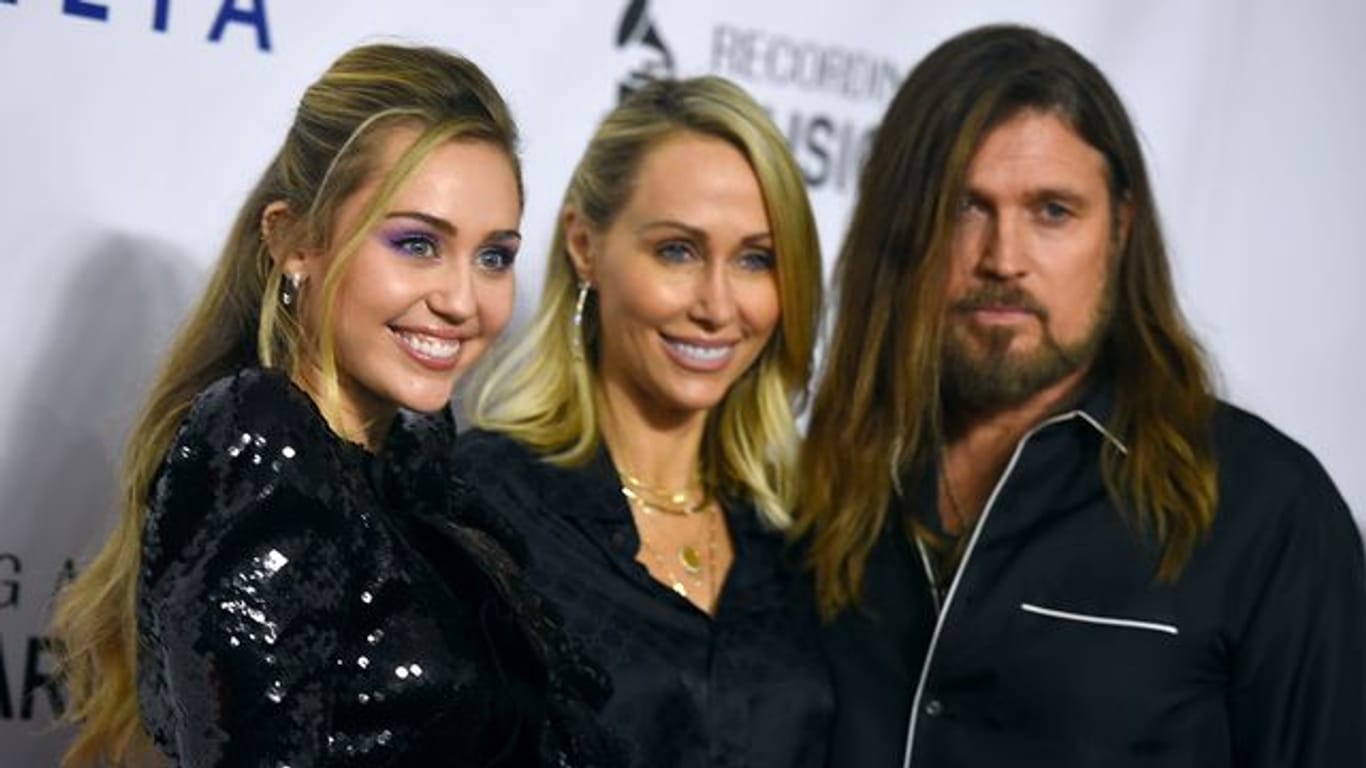 Miley Cyrus (l) mit ihrer Mutter Tish und Vater Billy Ray bei einem Event in Los Angeles.