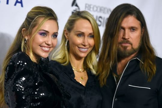 Miley Cyrus (l) mit ihrer Mutter Tish und Vater Billy Ray bei einem Event in Los Angeles.