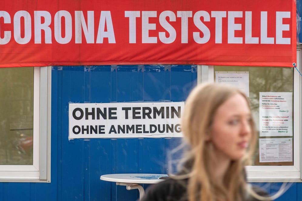 Eine Teststelle bei München (Symbolbild): Die Infektionswelle in Deutschland ebbt langsam ab.
