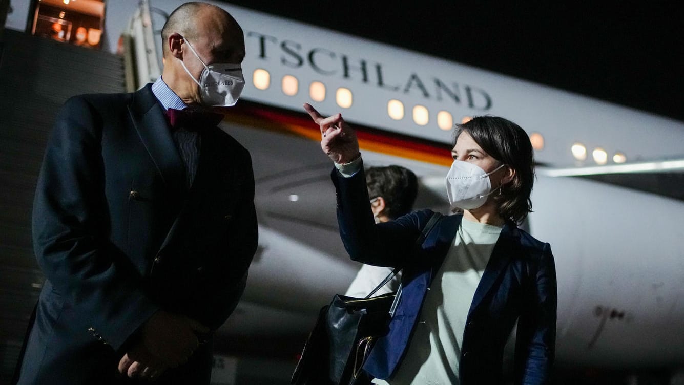 Annalena Baerbock nach der Landung in Mali mit dem deutschen Botschafter Dietrich Pohl.