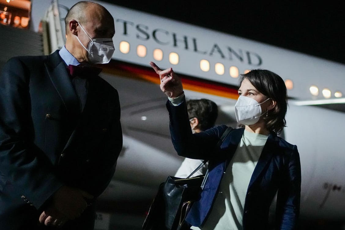 Annalena Baerbock nach der Landung in Mali mit dem deutschen Botschafter Dietrich Pohl.