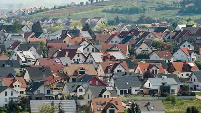 Stolzer Besitzer eines Eigenheims? Dann müssen Sie der Finanzbehörde in diesem Jahr Angaben für die Grundsteuerreform liefern. Stolzer Besitzer eines Eigenheims? Dann müssen Sie der Finanzbehörde in diesem Jahr Angaben für die Grundsteuerreform liefern.