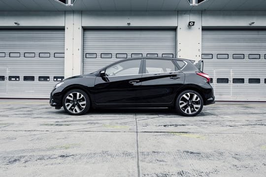 Besuch in der Boxengasse: Vom Pulsar hat Nissan auch sportive Sonderausführungen gebaut.