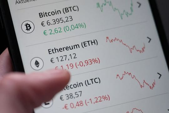 Eine Frau bedient die App "Bison", mit der Kryptowährungen gekauft und verkauft werden können.
