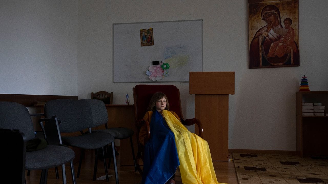 Ein aus seiner Heimat vertriebenes Kind während einer Unterrichtsstunde mit Nonnen im Frauenkloster von Hoschiw in der Region Iwano-Frankiwsk.