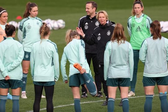 Beim Abschlusstraining hat Bundestrainerin Martina Voss-Tecklenburg (4.