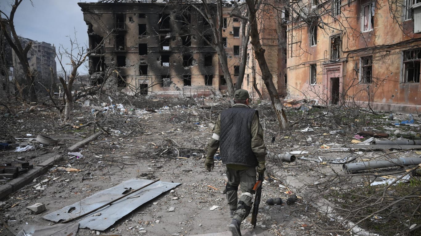 Ein Soldat der Separatisten läuft an Ruinen in Mariupol entlang (Archivbild): Das Asow-Regiment behauptet, russische Truppen hätten eine chemische Substanz eingesetzt.