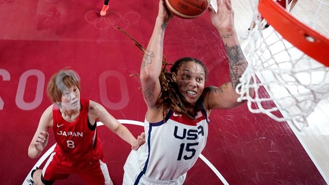 Brittney Griner (r) bei den Olympischen Spielen in Tokio.