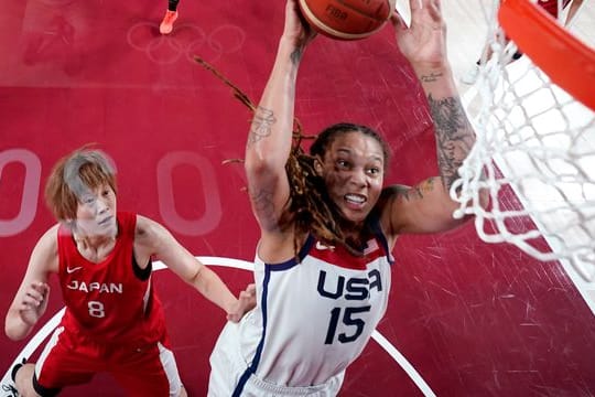 Brittney Griner (r) bei den Olympischen Spielen in Tokio.