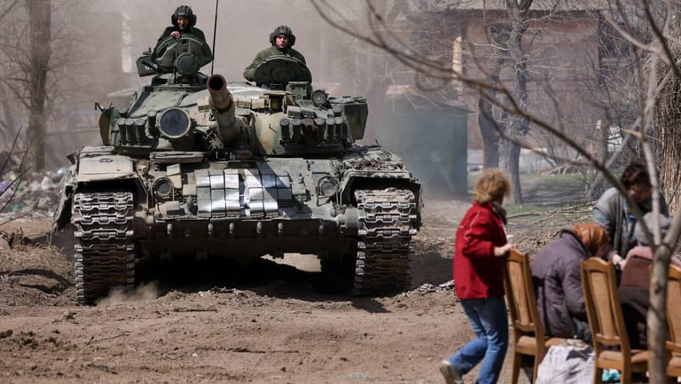 Donbass: In Mariupol rollt ein Panzer der russischen Separatisten durch die Straßen. Die Stadt steht kurz vor der Einnahme durch die russische Armee.