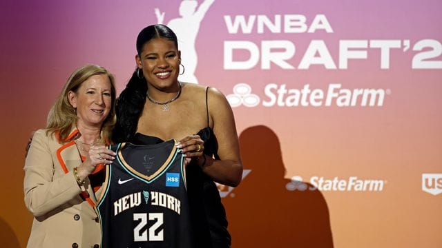 Nyara Sabally (r) posiert mit WNBA-Kommissarin Cathy Engelbert für ein Foto. Nyara Sabally (r) posiert mit WNBA-Kommissarin Cathy Engelbert für ein Foto.