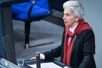 Marie-Agnes Strack-Zimmermann fürchtet, Bundeskanzler Scholz könnte bei Waffenlieferungen zögern.