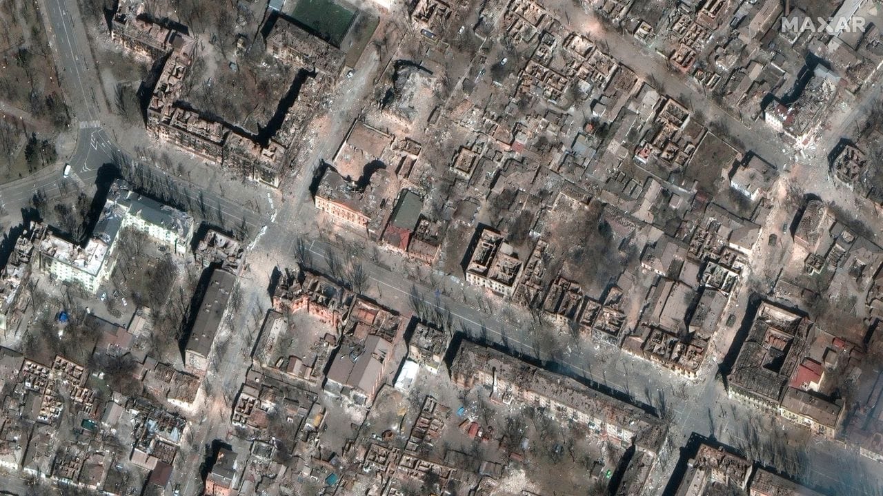 Kaum ein unbeschädigtes Haus ist auf diesem Satellitenfoto von Mariupol zu erkennen.