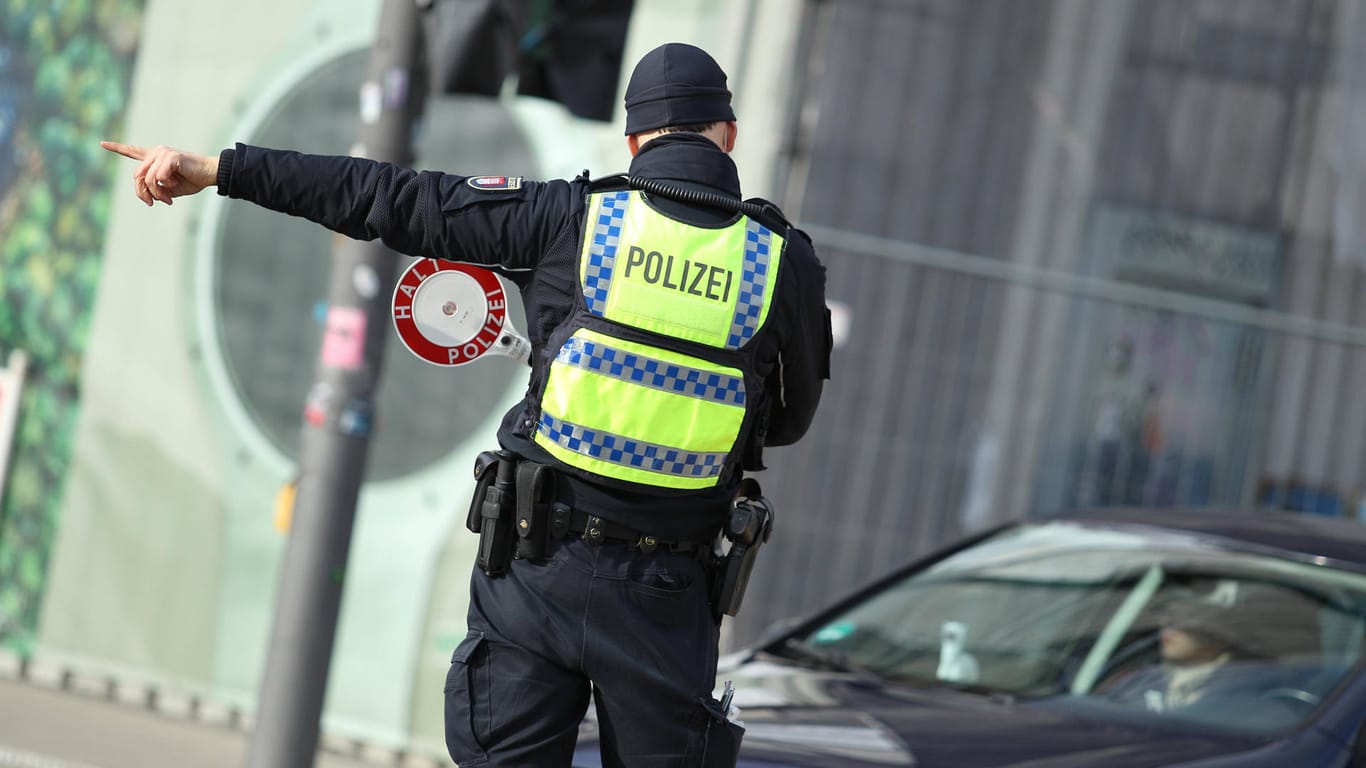 Polizeibeamter führt eine Verkehrskontrolle durch (Symbolbild): Die Polizei in NRW will verstärkt Kontrollen am "Car-Freitag" durchführen.