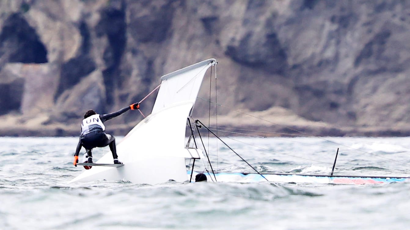 Eya Guezguez bei den Olympischen Segelwettbewerben vor der Küste Japans (Archivbild, 2021): Das junge tunesische Talent ist tödlich verunglückt.