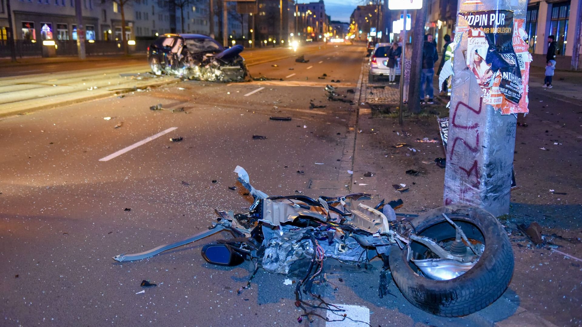 Das abgerissene Vorderrad: Trümmerteile wurden bei dem Unfall weit durch Gegend geschleudert.