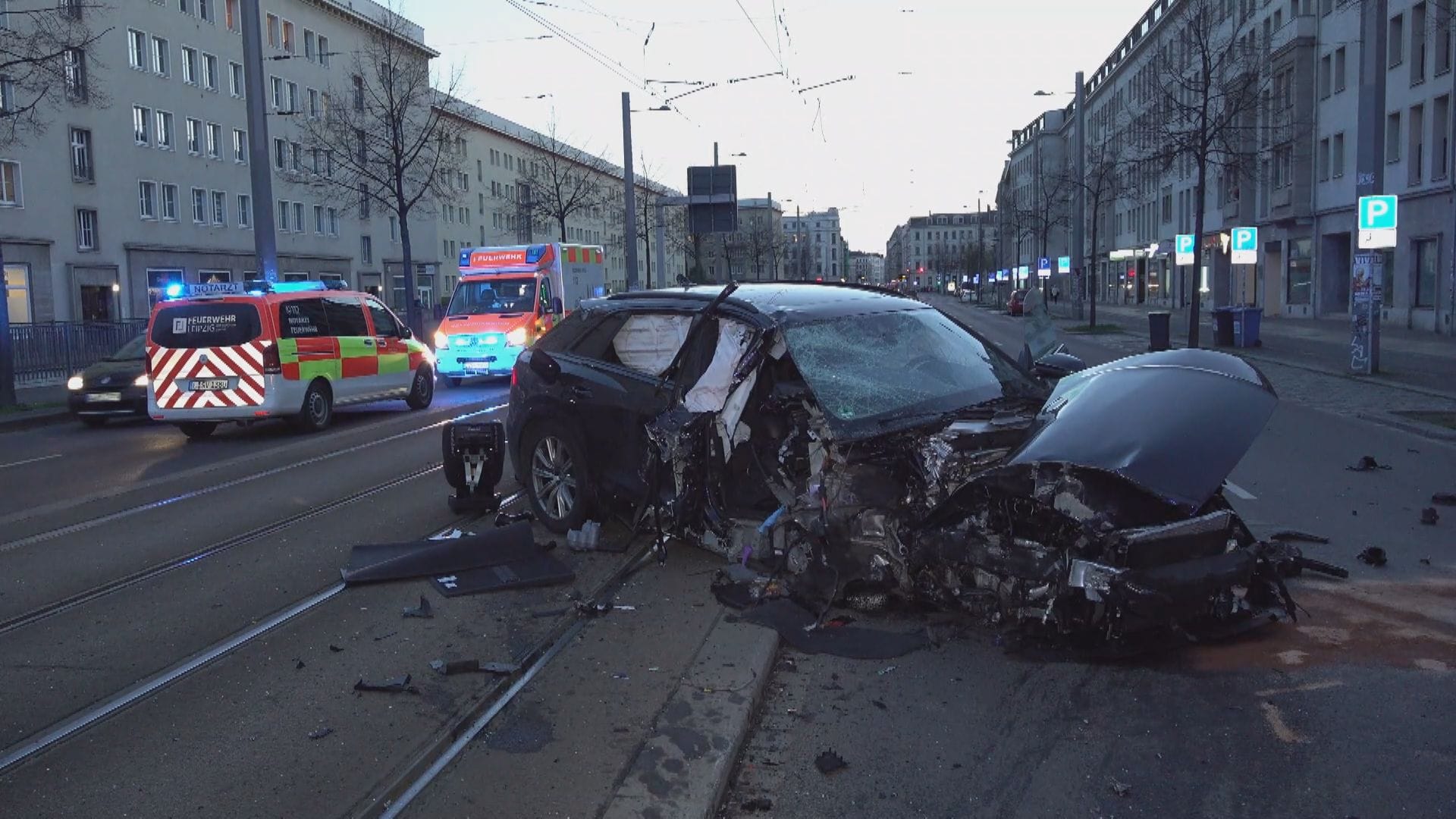 Der zerstörte Audi Q8: Die Beifahrerseite des SUV riss nahezu komplett auf.