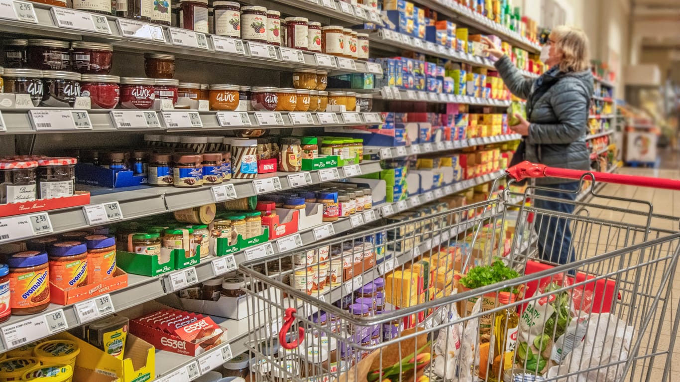 Einkaufen im Supermarkt (Symbolbild): Auch die Preise für Lebensmittel steigen.