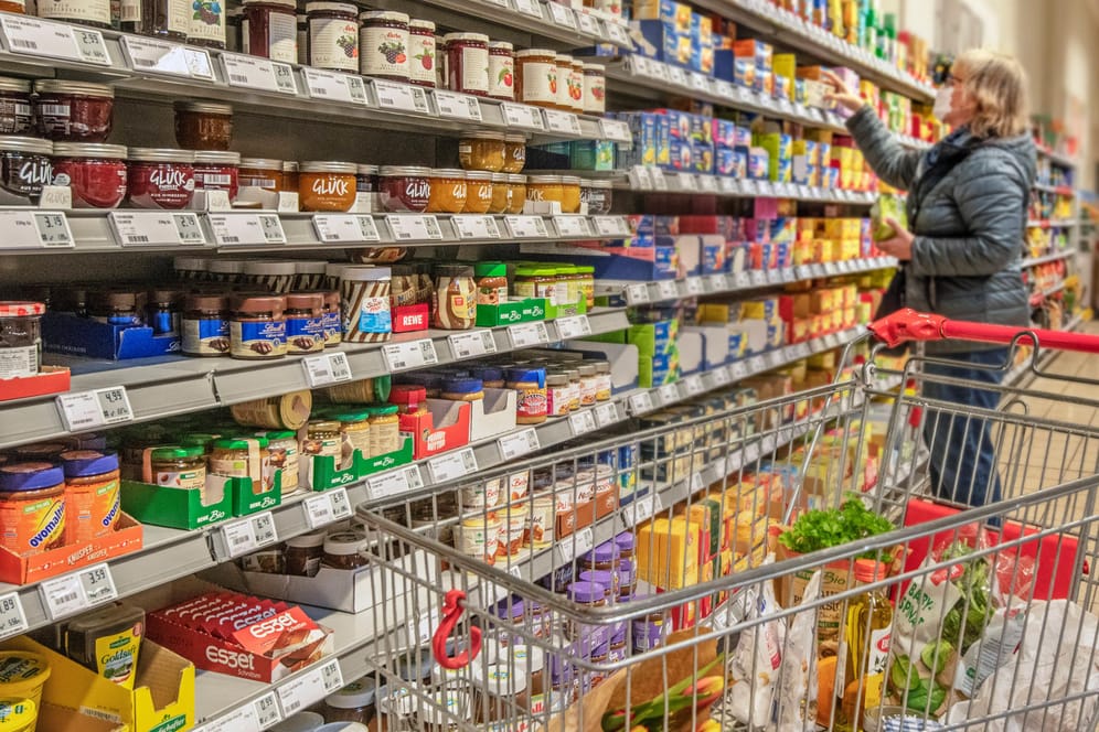 Einkaufen im Supermarkt (Symbolbild): Auch die Preise für Lebensmittel steigen.