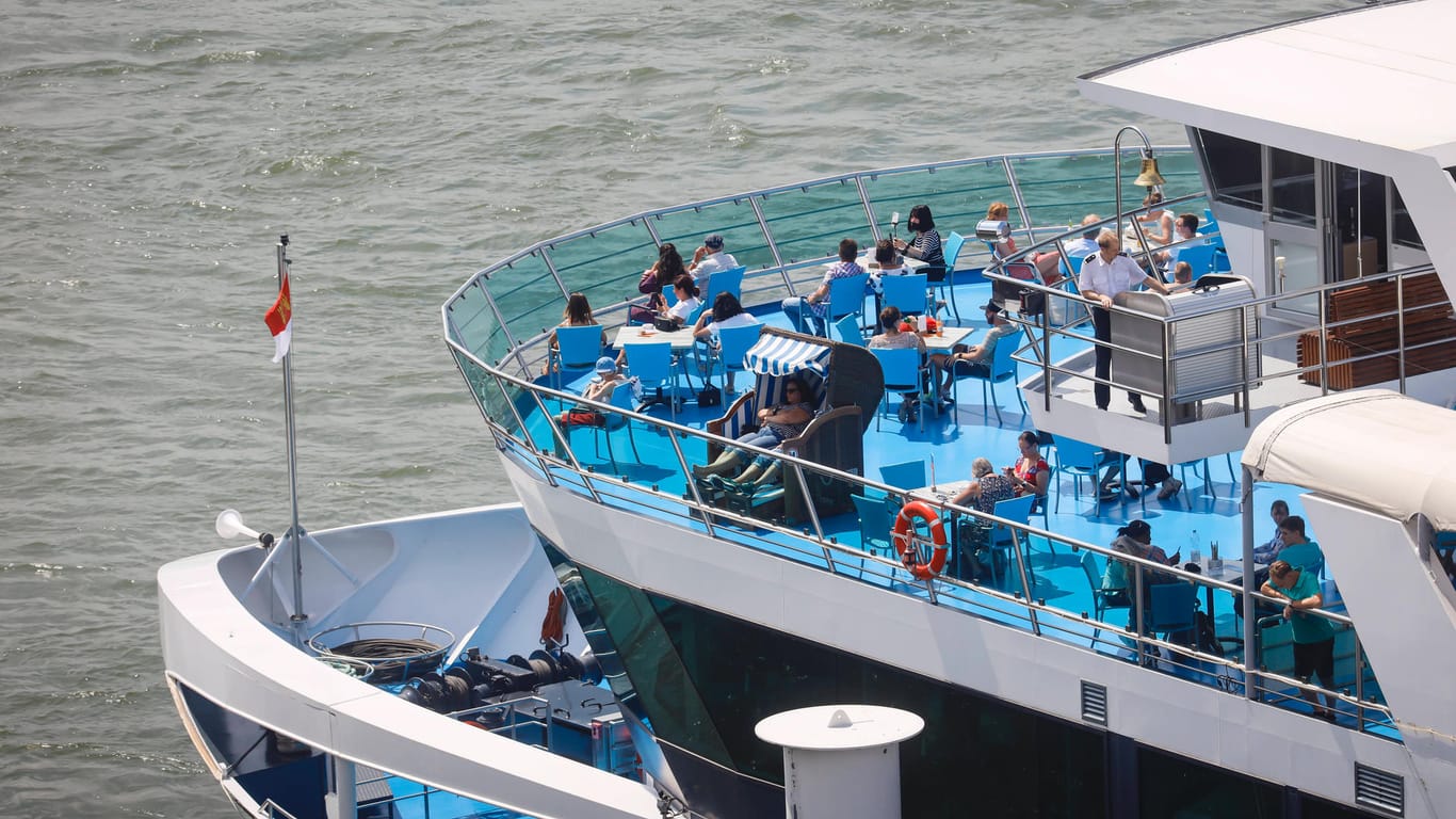 Passagiere auf dem Sonnendeck eines Tagesausflugschiffs (Symbolbild): Vier Gastronomen aus Köln haben ein Schiff online ersteigert.