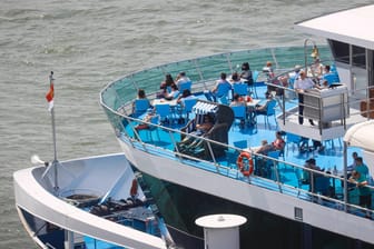 Passagiere auf dem Sonnendeck eines Tagesausflugschiffs (Symbolbild): Vier Gastronomen aus Köln haben ein Schiff online ersteigert.