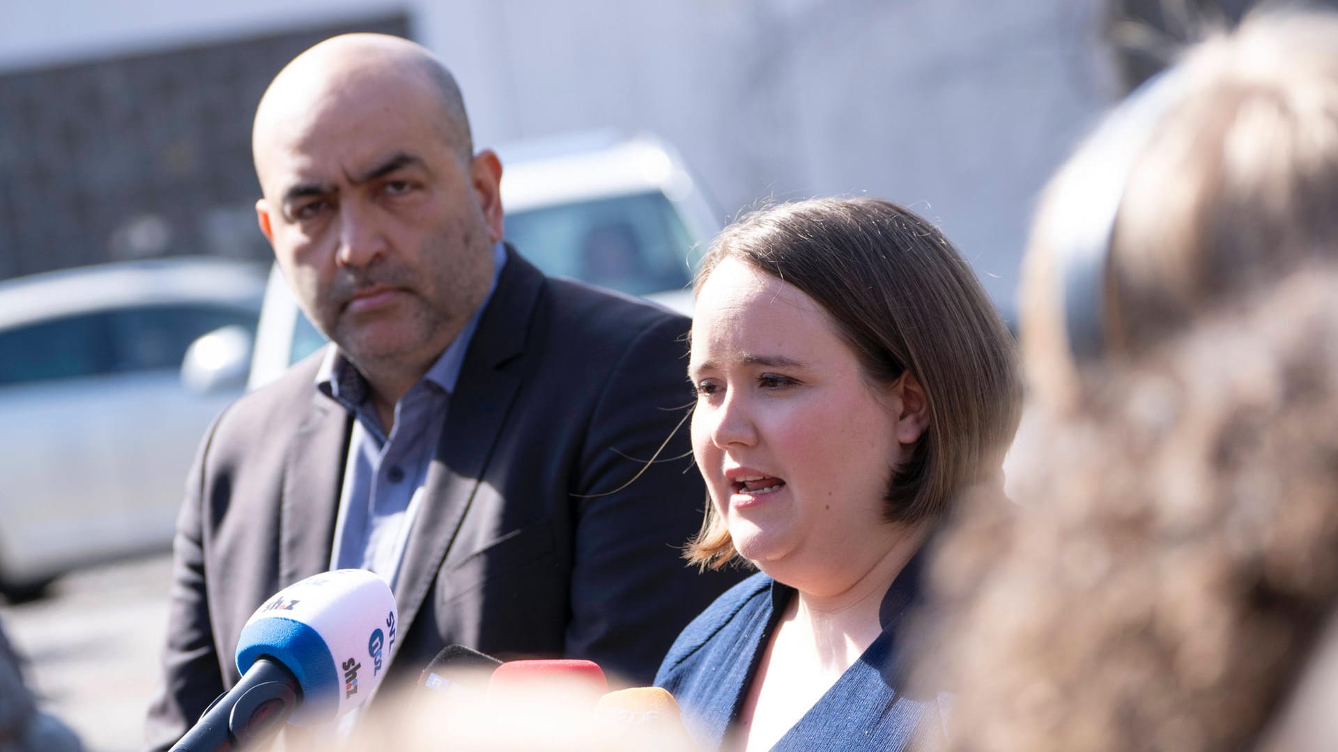 Ricarda Lang und Omid Nouripour, Bundesvorsitzende der Grünen: Die Partei will bis Ostern eine Person bestimmten, die Spiegel in das Amt der Familienministerin nachfolgt. Ricarda Lang und Omid Nouripour, Bundesvorsitzende der Grünen: Die Partei will bis Ostern eine Person bestimmten, die Spiegel in das Amt der Familienministerin nachfolgt.