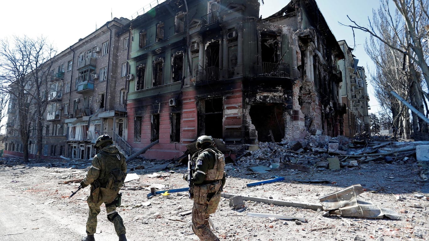 Soldaten in Mariupol: Die Hafenstadt steht kurz vor der Einnahme durch die russische Armee.