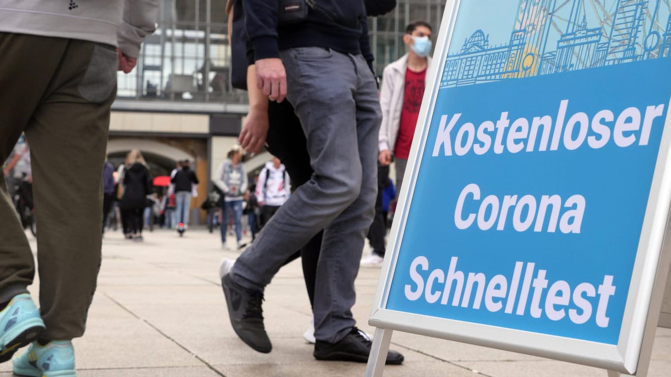 Schild einer Corona-Teststelle auf dem Berliner Alexanderplatz (Symbolbild): Die Corona-Inzidenz in Berlin ist rückläufig.