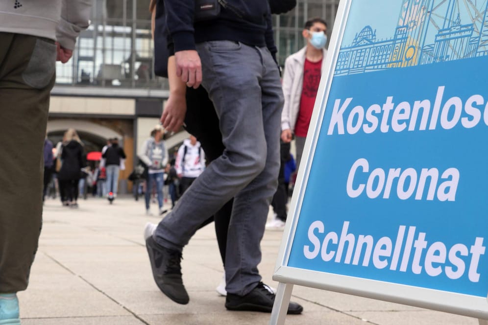 Schild einer Corona-Teststelle auf dem Berliner Alexanderplatz (Symbolbild): Die Corona-Inzidenz in Berlin ist rückläufig.
