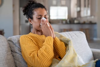 Frau mit Corona-Symptomen (Symbolbild): Bei einer Omikron-Infektion ist das Risiko, den Geruchssinn zu verlieren, deutlich geringer als bei Delta.