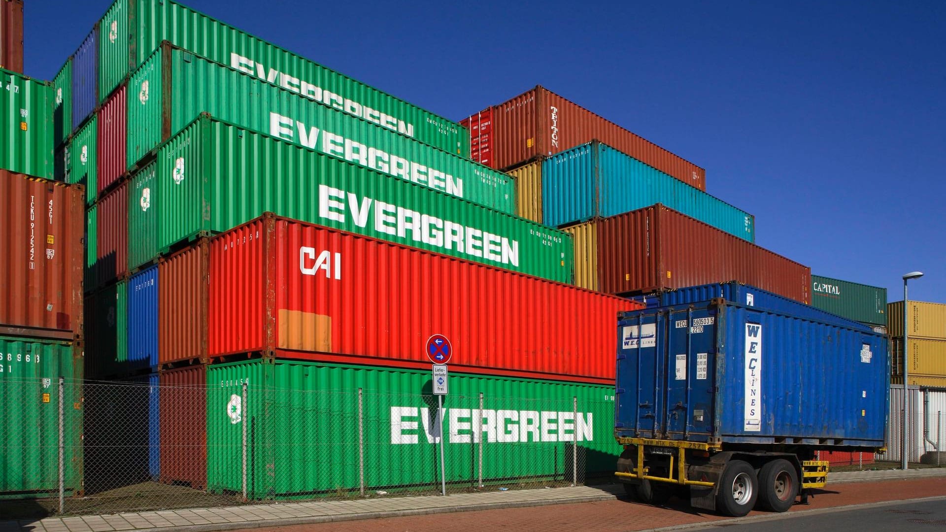 Mehrere Reihen von Containern (Symbolbild): Was zum Sturz des Behälters führte, ist noch unklar. Mehrere Reihen von Containern (Symbolbild): Was zum Sturz des Behälters führte, ist noch unklar.