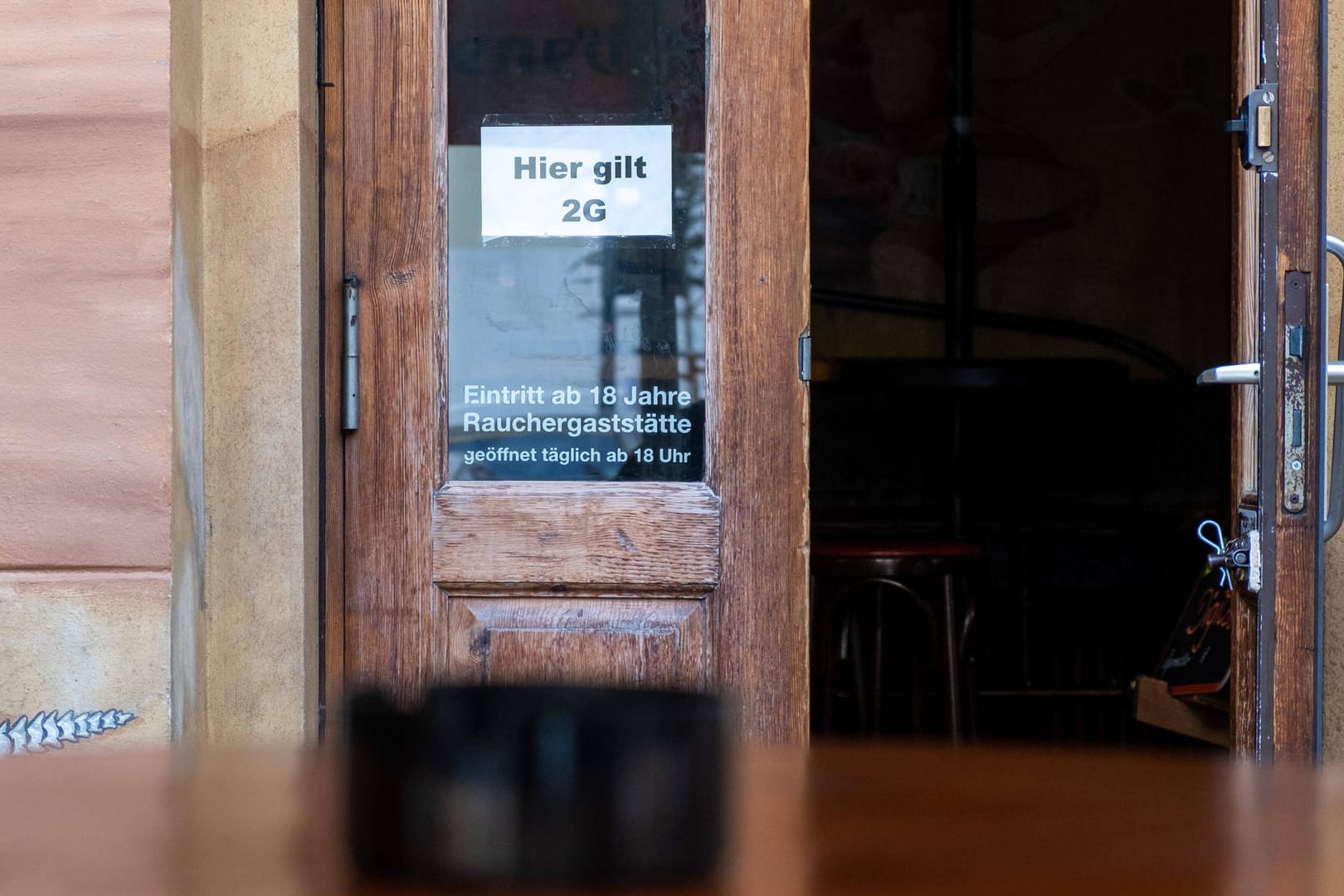 Zugangsregelung in der Gastronomie (Symbolbild): In der Nürnberger Kulteinrichtung Desi wird auch nach dem Wegfall der meisten Corona-Maßnahmen an der 2G-Regel festgehalten.