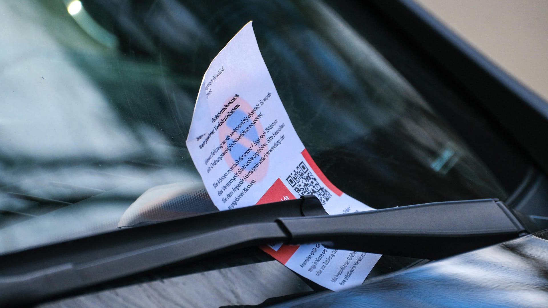 Ein Knöllchen an einem Auto (Symbolfoto): Das Ordnungsamt macht keinen Unterschied zwischen Bonnern und Geflüchteten. Ein Knöllchen an einem Auto (Symbolfoto): Das Ordnungsamt macht keinen Unterschied zwischen Bonnern und Geflüchteten.