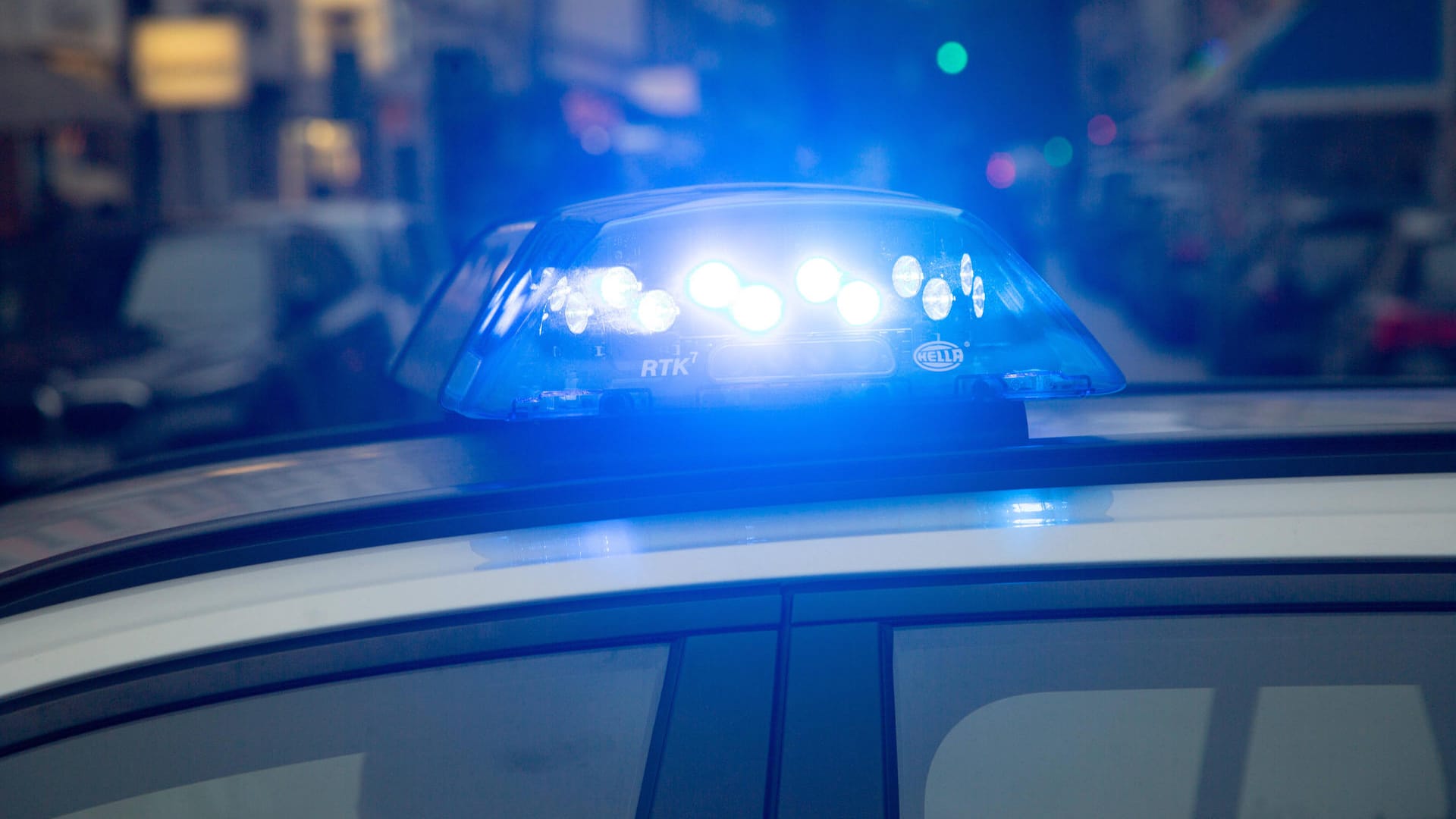 Polizeiwagen mit Blaulicht im Einsatz (Symbolbild): Die Frau wurde ins Krankenhaus gebracht. Polizeiwagen mit Blaulicht im Einsatz (Symbolbild): Die Frau wurde ins Krankenhaus gebracht.