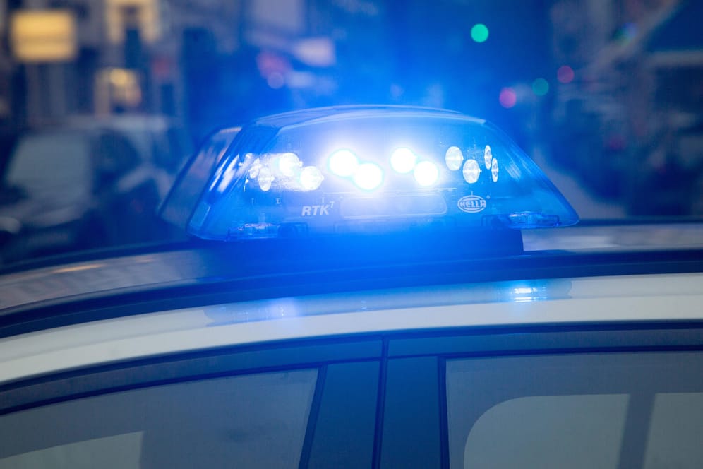 Polizeiwagen mit Blaulicht im Einsatz (Symbolbild): Die Frau wurde ins Krankenhaus gebracht.