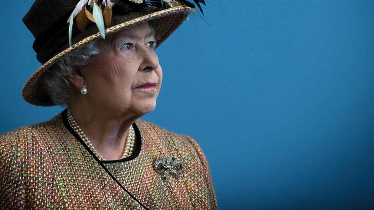 Queen Elizabeth: Die Monarchin ist 95 Jahre alt und lebt. Eine Falschmeldung aus Brasilien sorgte jetzt für Wirbel.