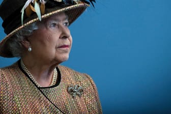 Queen Elizabeth: Die Monarchin ist 95 Jahre alt und lebt. Eine Falschmeldung aus Brasilien sorgte jetzt für Wirbel.